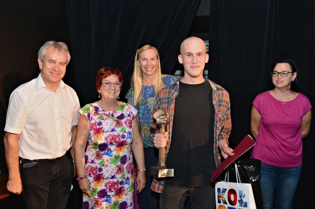 Zwycięzca konkursu Szczepan Czaplewski wraz z Jarosławem Gajewski, Heleną Elert, Magdaleną Warzechą i Katarzyną Pechman 