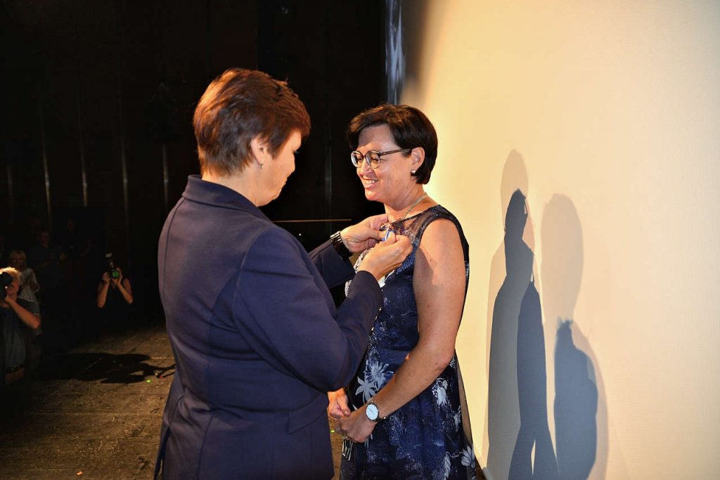 Pani Minister Halina Szymańska odznacza Medalem Stulecia Katarzynę Pechman